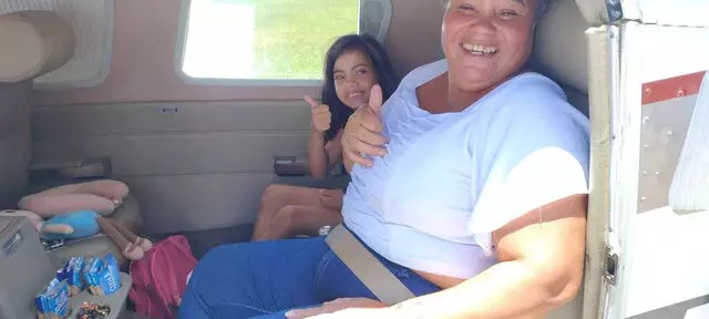 Helloysa e a mãe Rosângela em veículo da Saúde. Foto: Divulgação/Humap