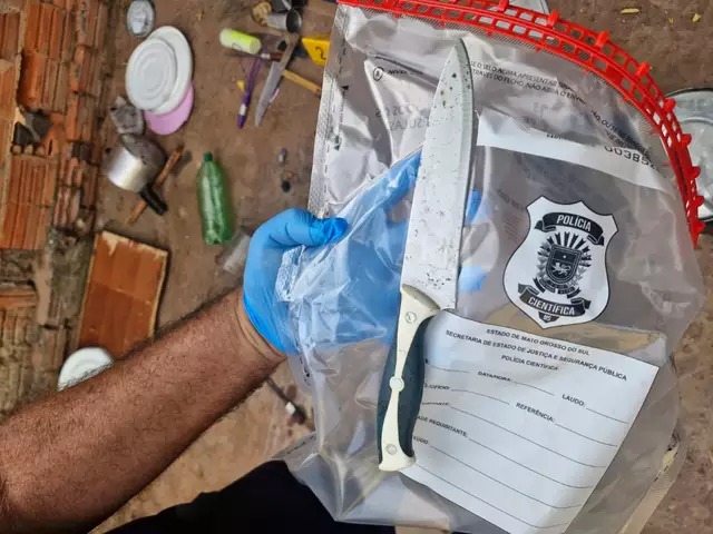 Vidro quebrado na janela da cozinha indica que houve briga. Foto: Divulgação