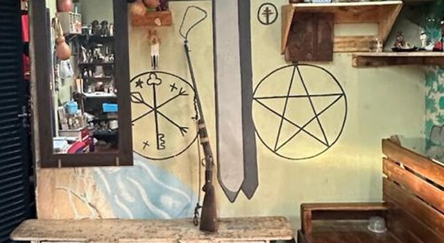 Interior do centro de umbanda onde o investigado exercia liderança religiosa; no local, a polícia apreendeu uma espingarda sem documentação. Foto: Divulgação/PCMS