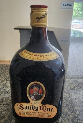 Os policiais encontraram com o suspeito uma garrafa de uísque da marca Sandy Mac, de um litro. Foto: Divulgação Assessoria Comunicação Social do 5&ordm; BPM  