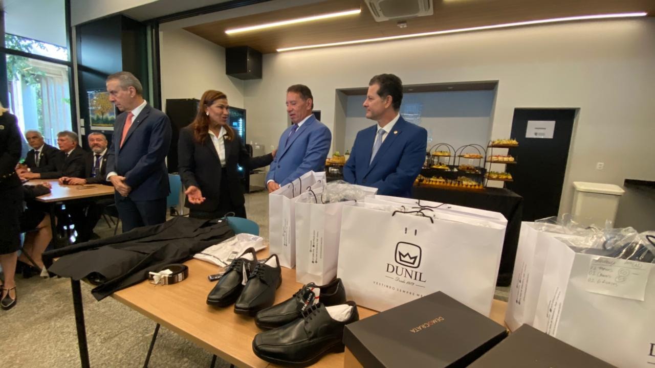Gerson reforça valorização dos servidores com entrega de uniformes na ALEMS. Foto: Divulgação 
