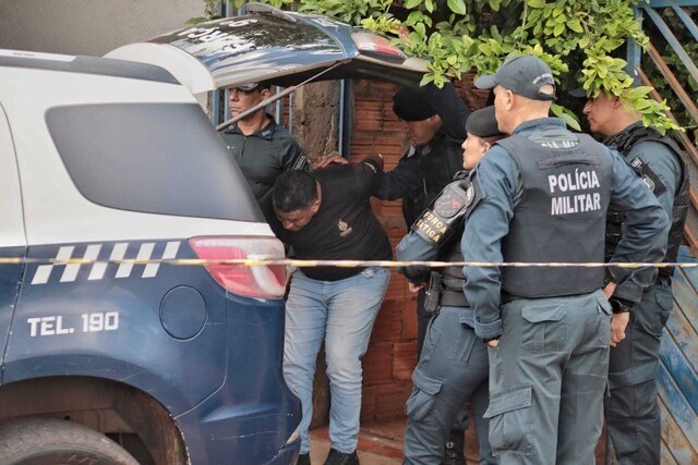 Gilberto saindo preso do local do crime. Foto: Paulo Francis/CGNEWS 