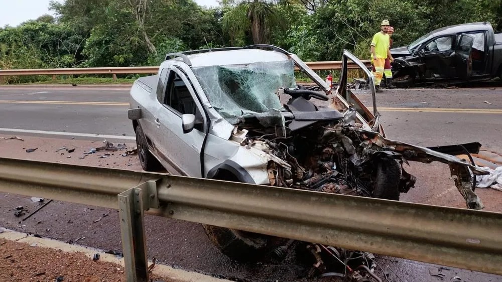 Carros ficaram destruídos. Foto: Rio Verde News