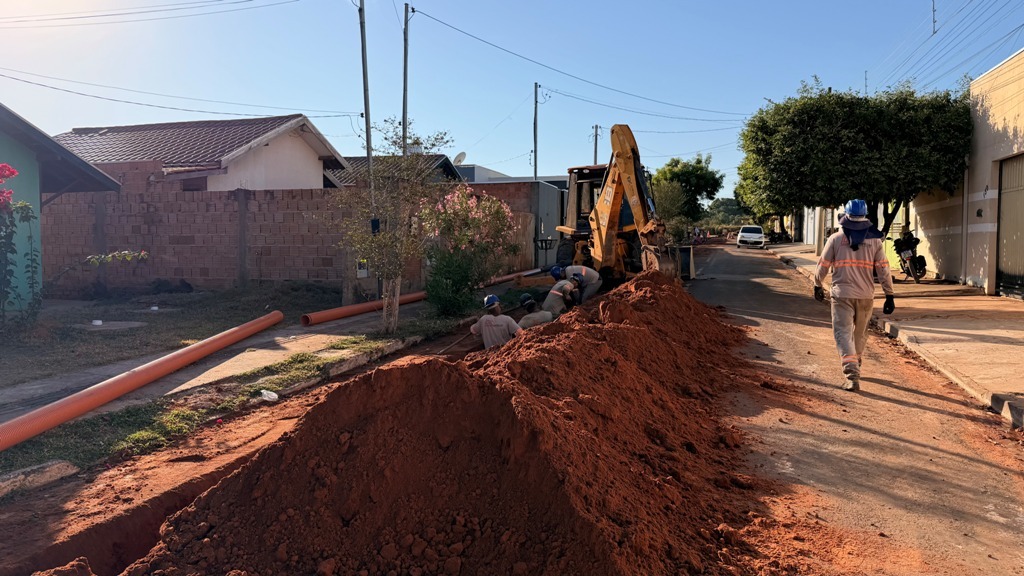 Obras de esgoto nos bairros de Coxim. Com a conclusão dessas obras a cobertura passará dos 22% para 60%.