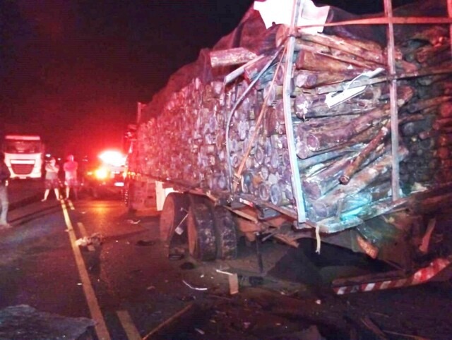 Caminhão carregado com lenha que estava parado na rodovia, sem sinalização, e causou acidente. Foto: Corpo de Bombeiros