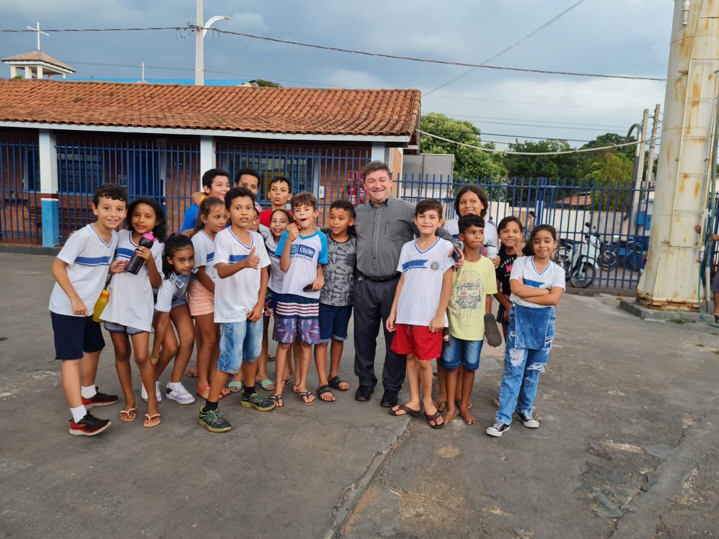 Prefeito Edilson Magro com alunos da Escola. Foto: Arquivo PMC