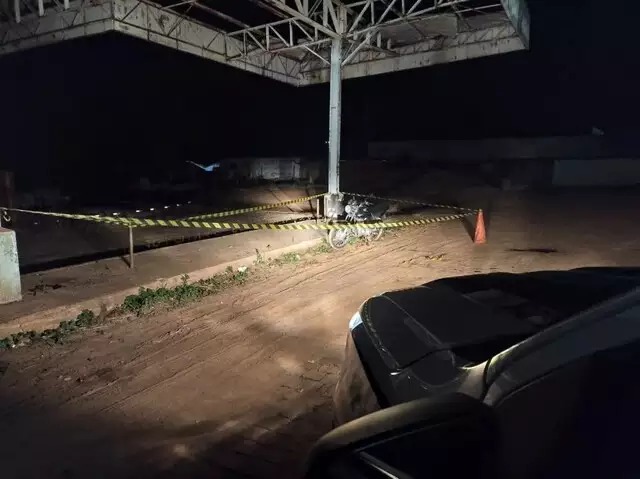 Motocicleta encontrada abandonada em um posto desativado foi isolada para perícia. Foto: Rio Verde News