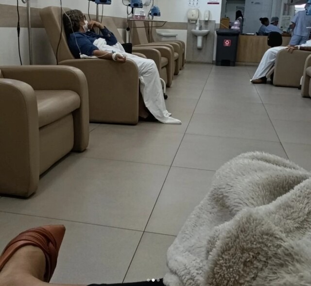 A paciente na sala de quimioterapia acompanhada por mais pacientes. Foto: Arquivo pessoal