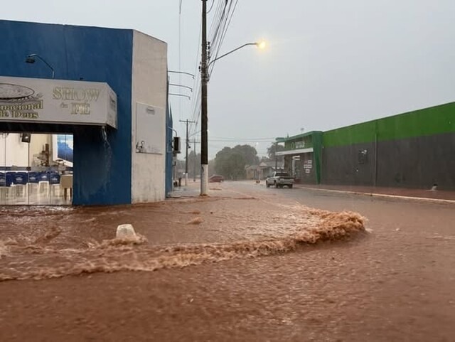 Região da Cohab, em Rio Verde do Mato Grosso, durante a chuva desta sexta-feira.  Foto: Direto das Ruas