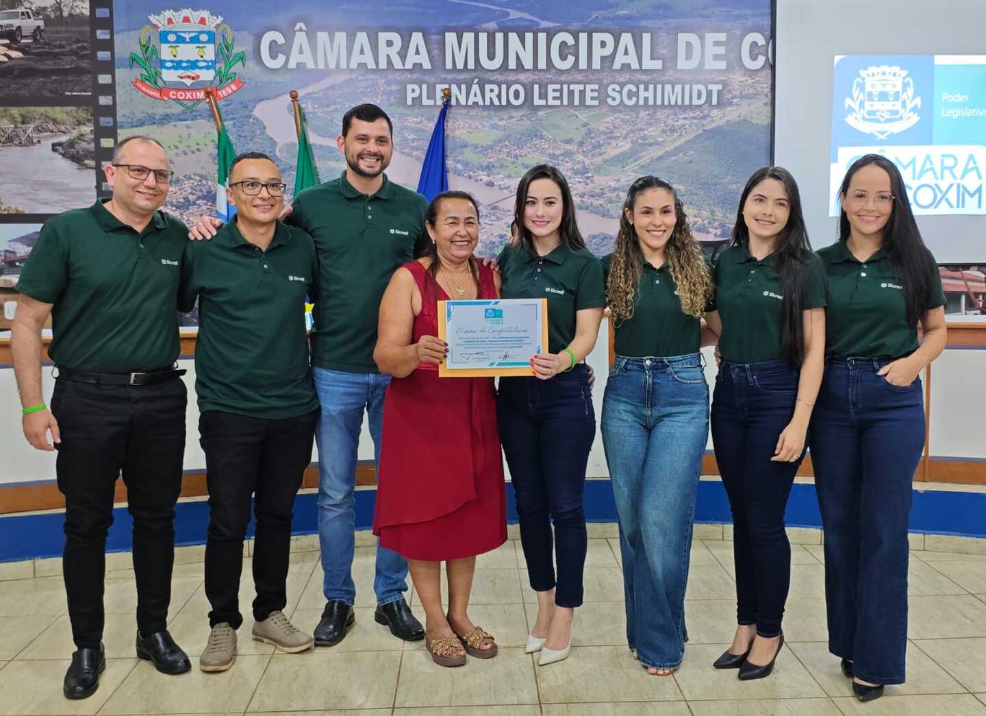 Vereadora Lúcia da AAVC homenageia funcionários do Sicredi por ações sociais em Coxim com Moção de Congratulação. Foto: Valdeir Simão/Diário X  