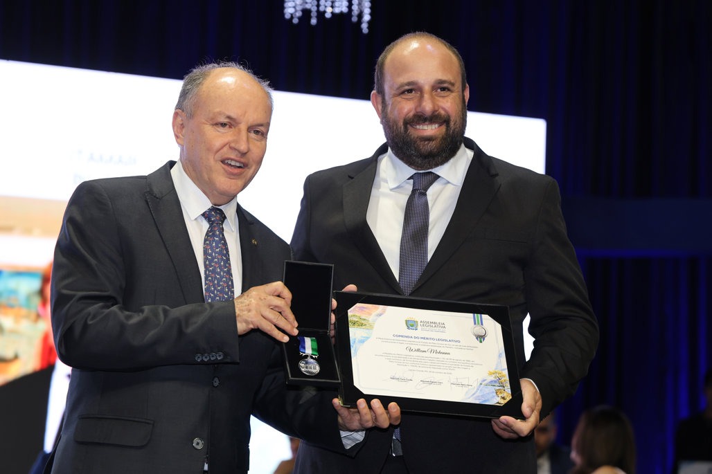 Willian Mohanna recebe Comenda do Mérito Legislativo por indicação do deputado Junior Mochi. Foto: Divulgação 