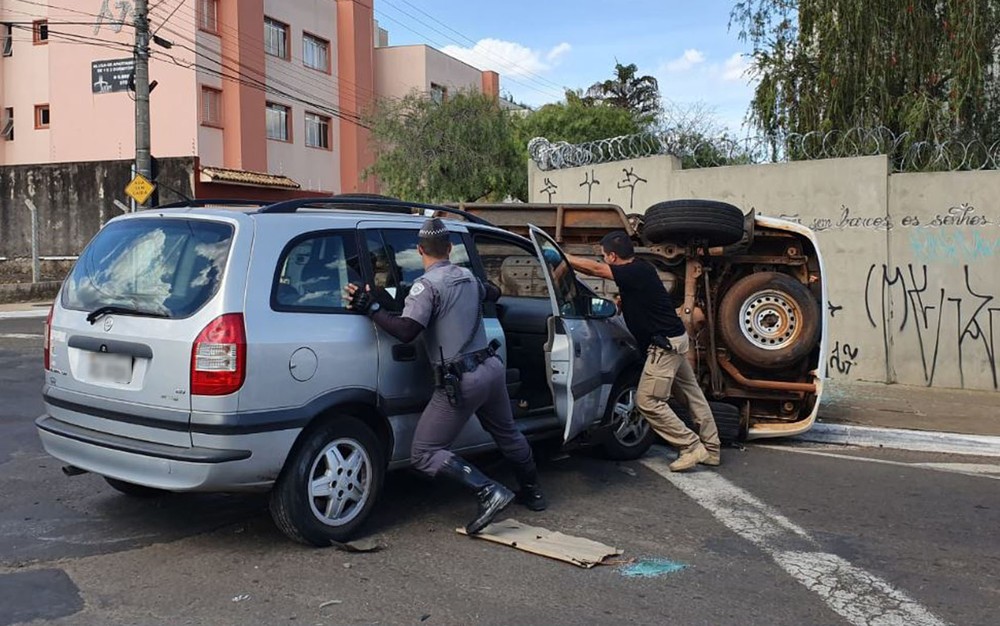 Carro bateu em viatura e provocou tombamento em Franca, SP Foto: Nathália Henrique/EPTV