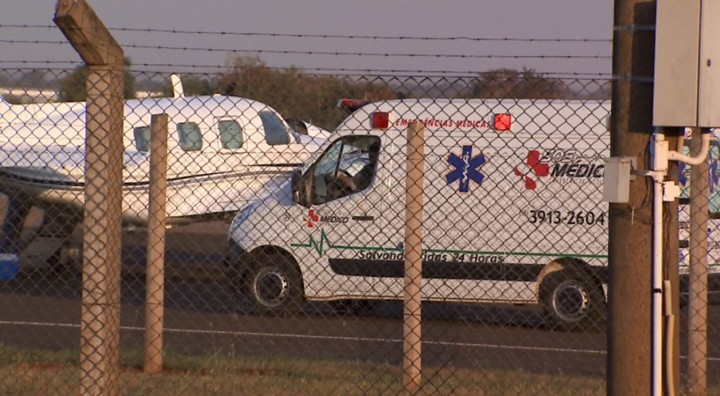 Ambulância buscou Débora Oliveira no Aeroporto Leite Lopes, em Ribeirão Preto (SP) Foto: Chico Escolano/EPTV