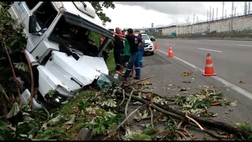 Motorista de caminhão perde controle da direção e cai em ribanceira em Salvador Foto: Luan Fagundes/TV Bahia