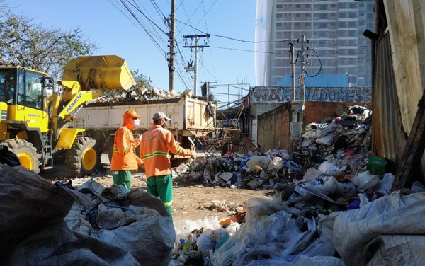 Lixo acumulado na 3ª Radial no Setor Pedro Ludovico, em Goiânia, Goiás — Foto: Secretaria Municipal de Saúde/Divulgação